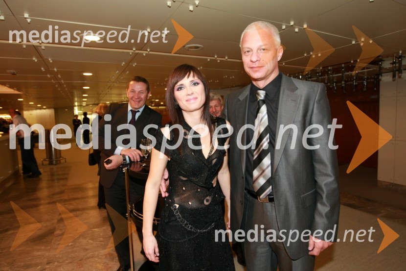 Tjaša Slokar, novinarka Pop TV in Drago Kos, predsednik protikorupcijske komisije in nogometni sodnikViktorji 2008, druženje pred dvorano