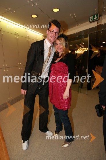 Domen Mavrič, novinar in njegovo dekle Nina Vipotnik, vodja marketinga v EmporiumuViktorji 2008, druženje pred dvorano