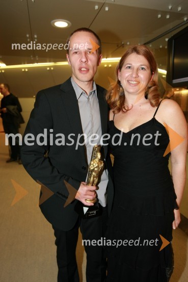 Andrej Karoli, radijec, in njegova žena SuzanaViktorji 2008, druženje pred dvorano