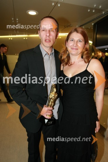 Andrej Karoli, radijec, in njegova žena SuzanaViktorji 2008, druženje pred dvorano