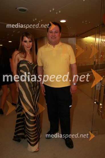 Erika Žnidaršič, voditeljica oddaje Piramida in Dušan Merhar, poštar Joško v oddaji PiramidaViktorji 2008, druženje pred dvorano