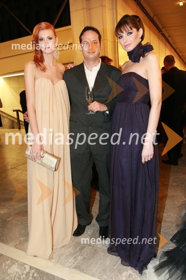 Tjaša Kokalj, miss Universe Slovenije 2007, Nataša Pinoza, miss Universe Slovenije 2006 in njen fant Mario MurnViktorji 2008, druženje pred dvorano