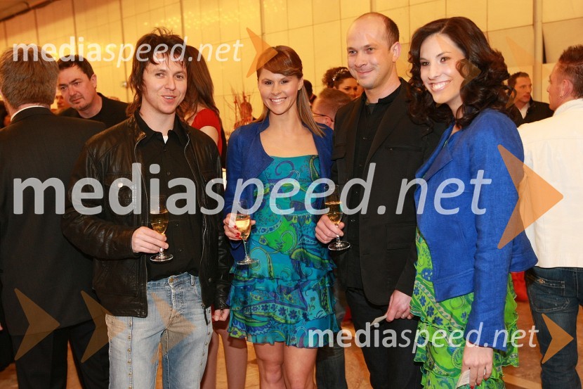 ..., Valentina Lacovich, Igor Gajič, režiser in ko-scenarist oddaje As ti tud not padu, in Teja Perjet, ustvarjalci oddaje As ti tud' not paduViktorji 2008, druženje pred dvorano