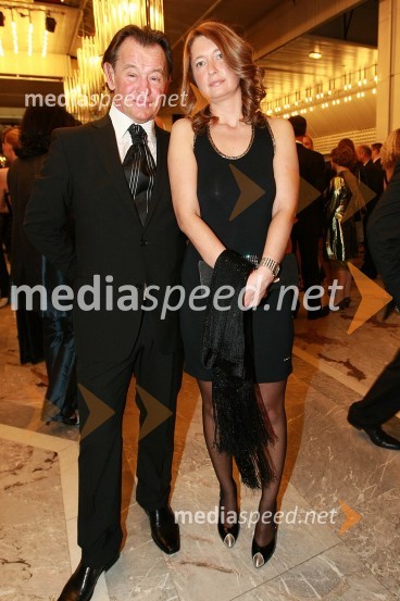 Tine Guzej, pomočnik predsednika uprave Delo Revije z ženo SimonoViktorji 2008, druženje pred dvorano