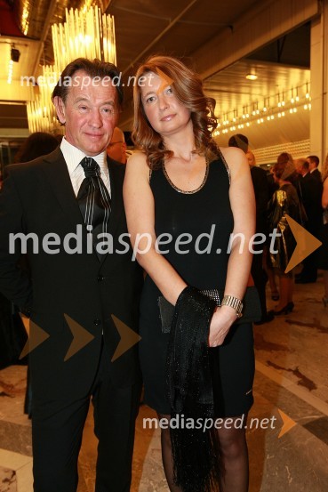 Tine Guzej, pomočnik predsednika uprave Delo Revije z ženo SimonoViktorji 2008, druženje pred dvorano
