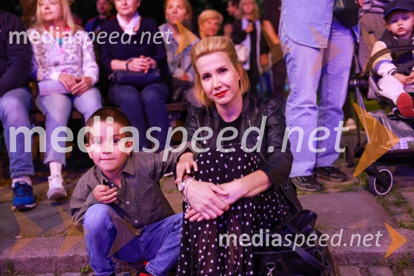  Teo Anton Cvetko;  Natalija Cvetko, Mediaspeed d.o.o.Dramanje pred Slovenskim narodnim gledališčem Maribor