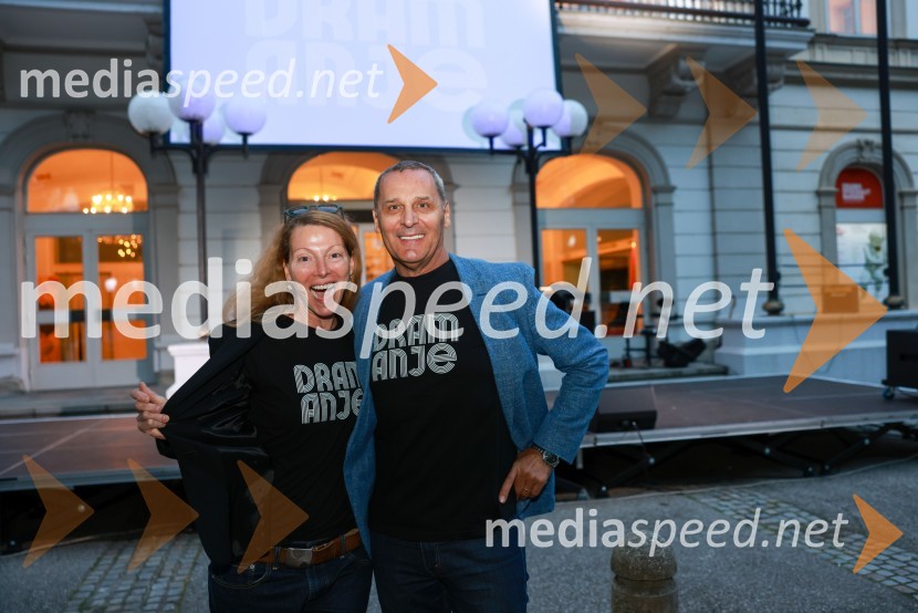  Nataša Matjašec Rošker, igralka;  Danilo Rošker, direktor SNG MariborDramanje pred Slovenskim narodnim gledališčem Maribor