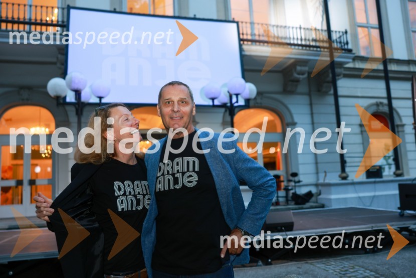  Nataša Matjašec Rošker, igralka;  Danilo Rošker, direktor SNG MariborDramanje pred Slovenskim narodnim gledališčem Maribor