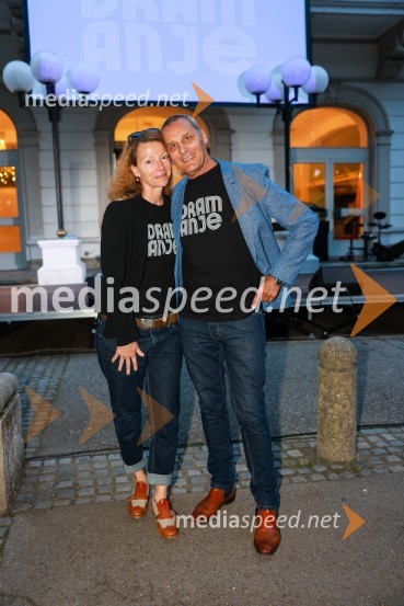  Nataša Matjašec Rošker, igralka;  Danilo Rošker, direktor SNG MariborDramanje pred Slovenskim narodnim gledališčem Maribor