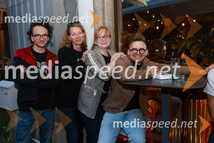  Matija Stipanič, igralec;  Nataša Matjašec Rošker, igralka;  Mateja  Pucko, igralka;  Matevž Biber, igralecDramanje pred Slovenskim narodnim gledališčem Maribor