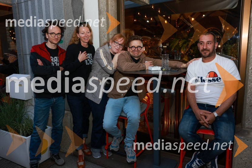  Matija Stipanič, igralec;  Nataša Matjašec Rošker, igralka;  Mateja  Pucko, igralka;  Matevž Biber, igralec;  ... Dramanje pred Slovenskim narodnim gledališčem Maribor