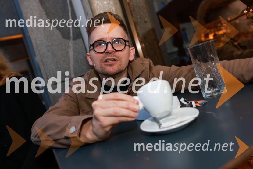  Matevž Biber, igralecDramanje pred Slovenskim narodnim gledališčem Maribor