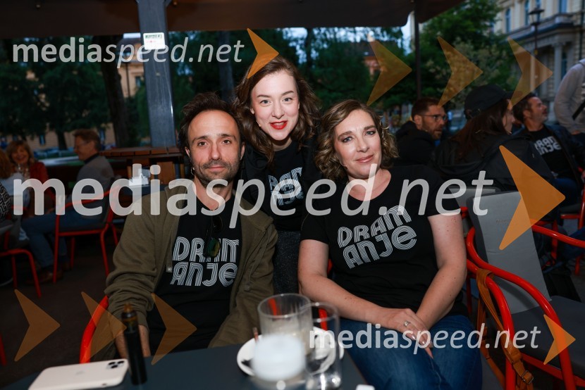  Nejc Ropret, igralec;  Liza Marijina, igralka;  Maša Žilavec, igralkaDramanje pred Slovenskim narodnim gledališčem Maribor