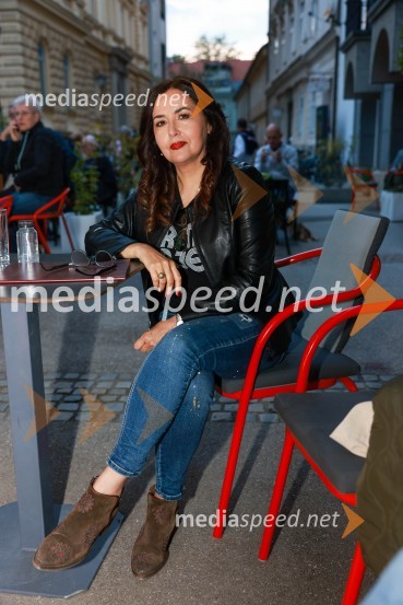  Ksenija Mišič, igralkaDramanje pred Slovenskim narodnim gledališčem Maribor