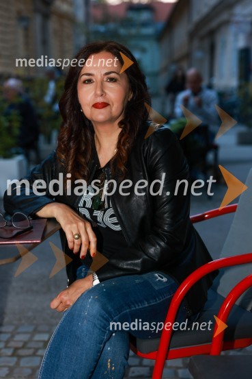  Ksenija Mišič, igralkaDramanje pred Slovenskim narodnim gledališčem Maribor