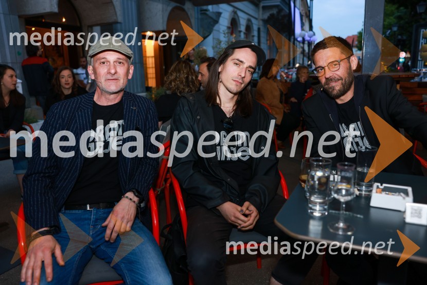  Vladimir Vlaškalić, igralec;  Petja Labović, igralec;  Kristijan Ostanek, igralecDramanje pred Slovenskim narodnim gledališčem Maribor