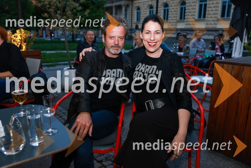  Vojko Belšak, igralec;  Minca Lorenci, igralkaDramanje pred Slovenskim narodnim gledališčem Maribor