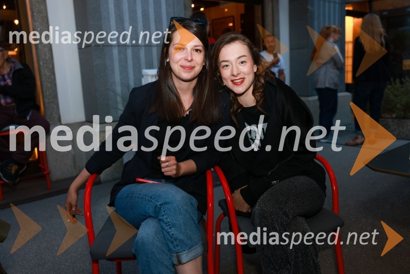  Zala Koren, SNG Maribor Drama, urednica socialnih omrežij;  Liza Marijina, igralkaDramanje pred Slovenskim narodnim gledališčem Maribor