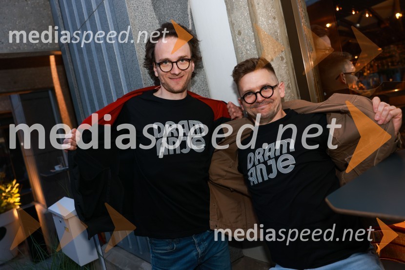  Matija Stipanič, igralec;  Matevž Biber, igralecDramanje pred Slovenskim narodnim gledališčem Maribor