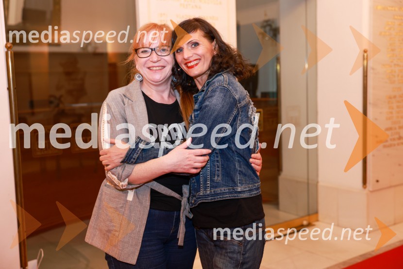  Mateja  Pucko, igralka;  Mirjana Šajinović, igralkaDramanje pred Slovenskim narodnim gledališčem Maribor