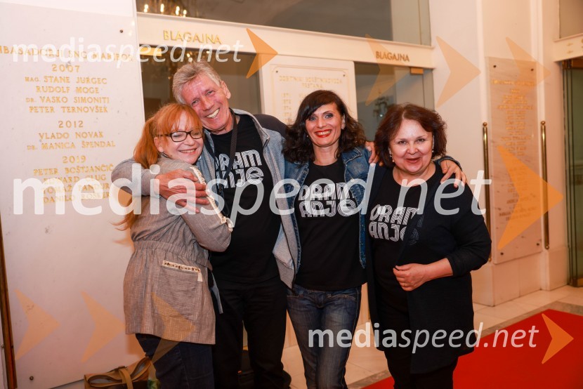  Mateja  Pucko, igralka;  Bojan Maroševič, igralec;  Mirjana Šajinović, igralka;  Irena Varga, igralkaDramanje pred Slovenskim narodnim gledališčem Maribor