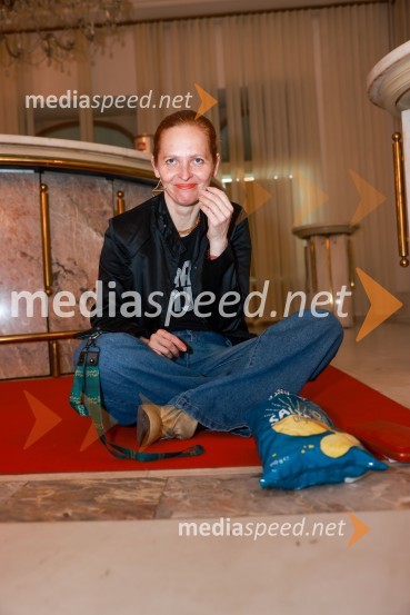  Mojca Simonič, igralkaDramanje pred Slovenskim narodnim gledališčem Maribor