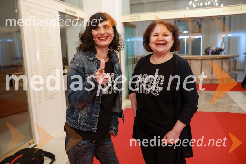  Mirjana Šajinović, igralka;  Irena Varga, igralkaDramanje pred Slovenskim narodnim gledališčem Maribor