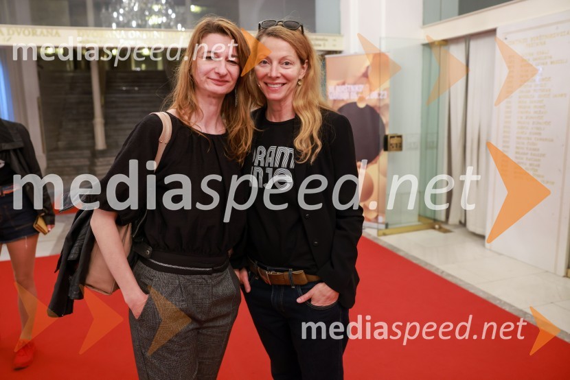 Maja Borin, dramaturginja;  Nataša Matjašec Rošker, igralkaDramanje pred Slovenskim narodnim gledališčem Maribor