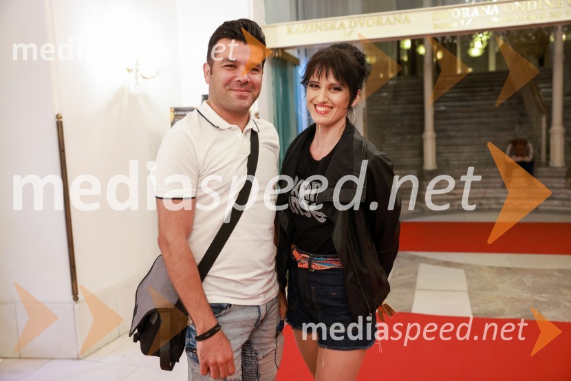  ... ;  Eva Kraš, igralkaDramanje pred Slovenskim narodnim gledališčem Maribor