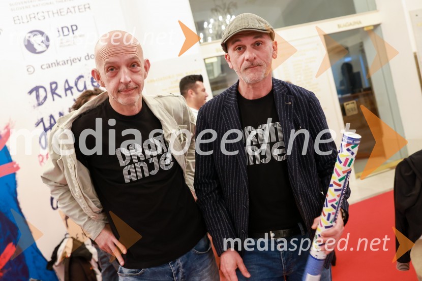  Davor Herga, igralec;  Vladimir Vlaškalić, igralecDramanje pred Slovenskim narodnim gledališčem Maribor