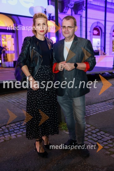  Natalija Cvetko, Mediaspeed d.o.o.;  Alan Kavčič, predstavnik za odnose z javnostmi SNG MariborDramanje pred Slovenskim narodnim gledališčem Maribor