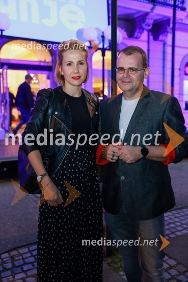  Natalija Cvetko, Mediaspeed d.o.o.;  Alan Kavčič, predstavnik za odnose z javnostmi SNG MariborDramanje pred Slovenskim narodnim gledališčem Maribor