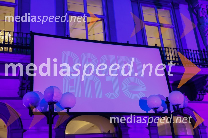 Dramanje pred Slovenskim narodnim gledališčem Maribor