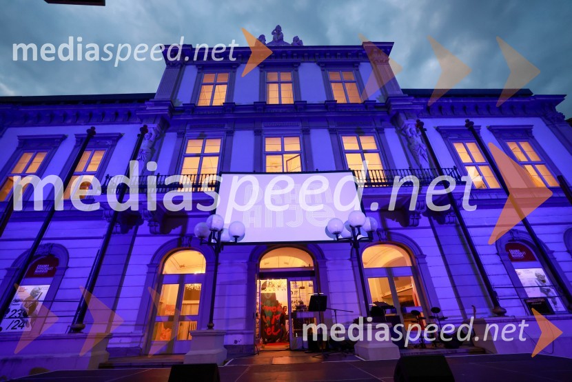 Dramanje pred Slovenskim narodnim gledališčem Maribor