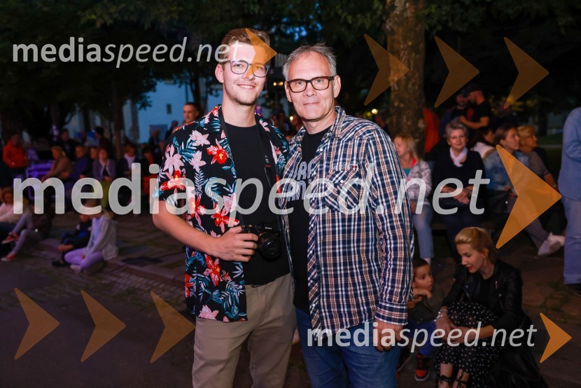  ... ;  Robert Mraček, zborovodja SNG MariborDramanje pred Slovenskim narodnim gledališčem Maribor