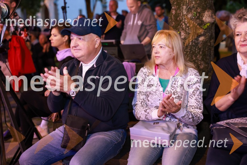  Gorazd Elvič, novinar, glasbenik, skupina Čudežna polja;  Vesna ElvičDramanje pred Slovenskim narodnim gledališčem Maribor