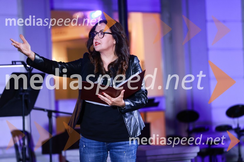  Ksenija Mišič, igralkaDramanje pred Slovenskim narodnim gledališčem Maribor