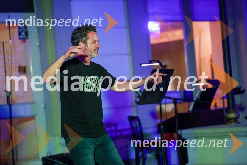  Vojko Belšak, igralecDramanje pred Slovenskim narodnim gledališčem Maribor