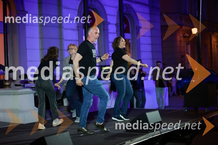  Vladimir Vlaškalić, igralec;  Maša Žilavec, igralkaDramanje pred Slovenskim narodnim gledališčem Maribor