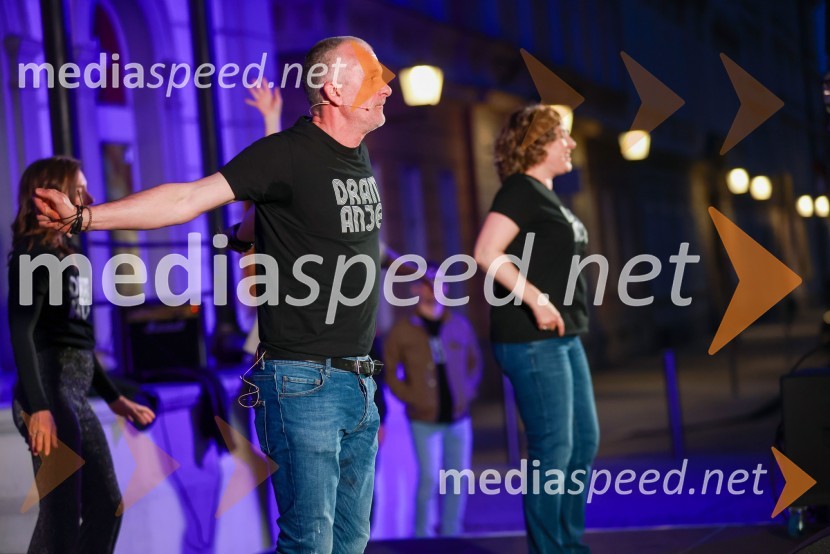  Vladimir Vlaškalić, igralec;  Maša Žilavec, igralkaDramanje pred Slovenskim narodnim gledališčem Maribor