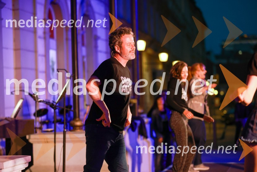  Vojko Belšak, igralecDramanje pred Slovenskim narodnim gledališčem Maribor