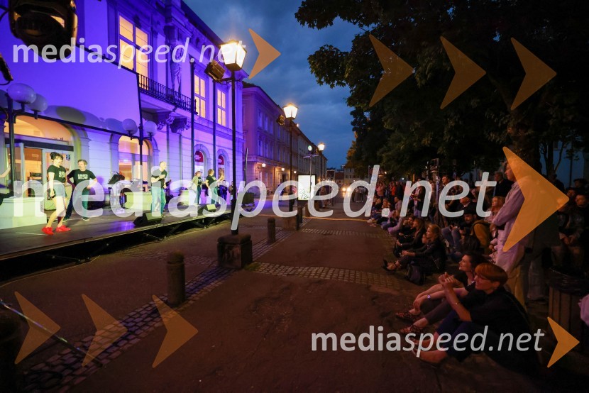 Dramanje pred Slovenskim narodnim gledališčem Maribor