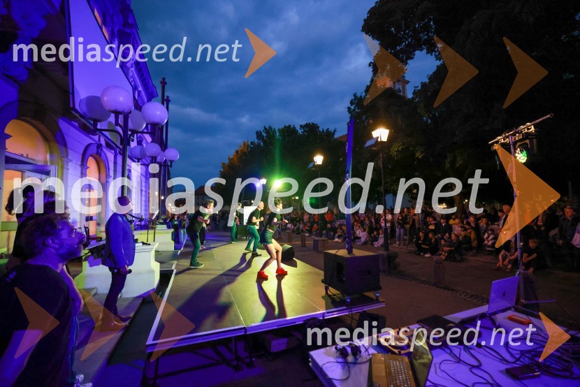 Dramanje pred Slovenskim narodnim gledališčem Maribor