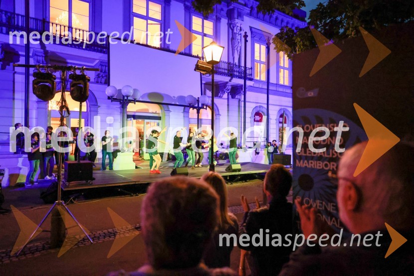 Dramanje pred Slovenskim narodnim gledališčem Maribor