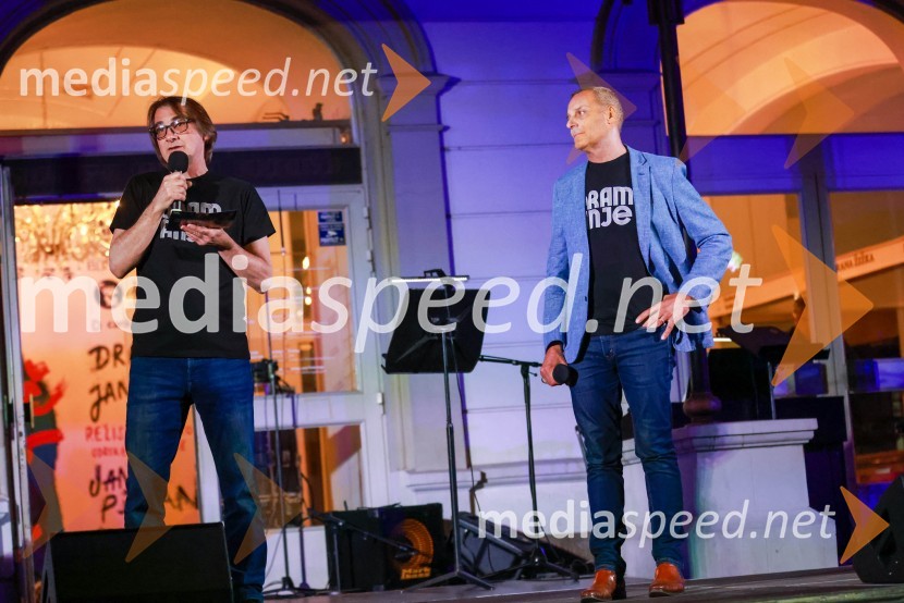  Aleksandar  Popovski, režiser, umetniški direktor Drame SNG Maribor;  Danilo Rošker, direktor SNG MariborDramanje pred Slovenskim narodnim gledališčem Maribor