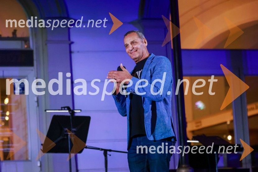  Danilo Rošker, direktor SNG MariborDramanje pred Slovenskim narodnim gledališčem Maribor