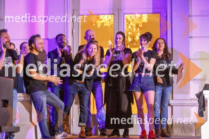  ... ;  Nataša Matjašec Rošker, igralka;  Minca Lorenci, igralka;  Eva Kraš, igralka;  Ksenija Mišič, igralkaDramanje pred Slovenskim narodnim gledališčem Maribor