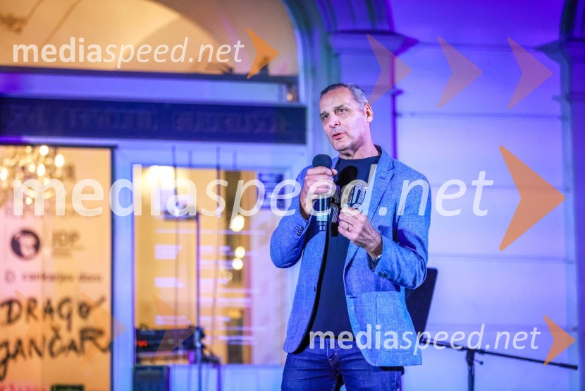  Danilo Rošker, direktor SNG MariborDramanje pred Slovenskim narodnim gledališčem Maribor