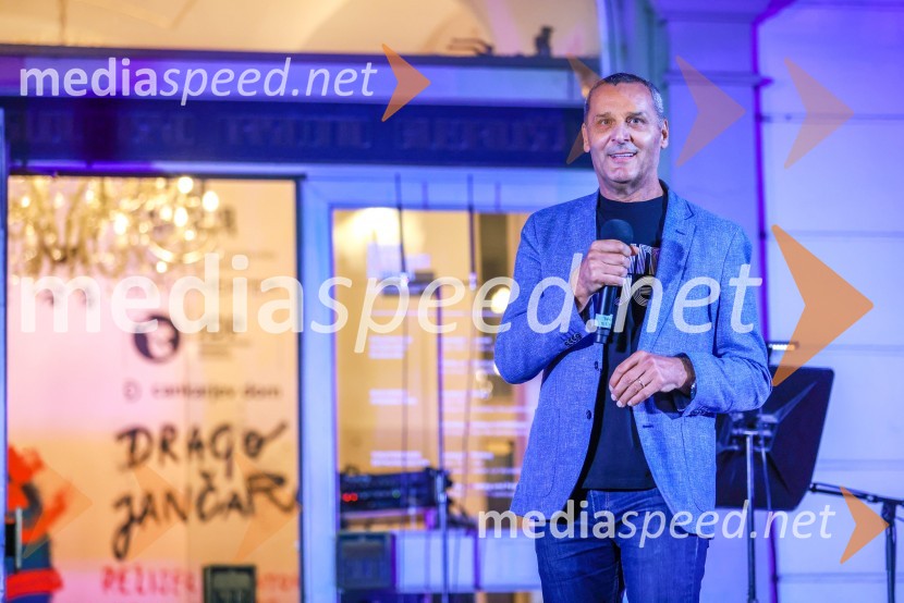  Danilo Rošker, direktor SNG MariborDramanje pred Slovenskim narodnim gledališčem Maribor