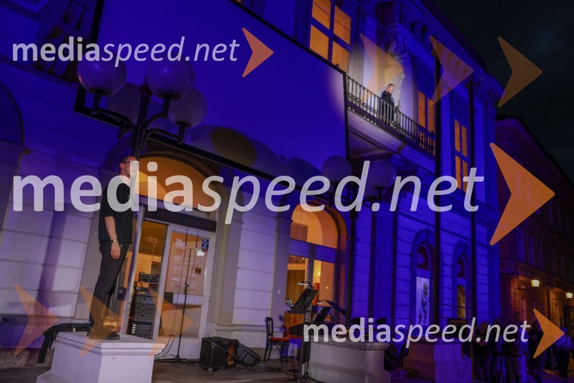  Žan Koprivnik, igralec;  Julija Klavžar, igralkaDramanje pred Slovenskim narodnim gledališčem Maribor